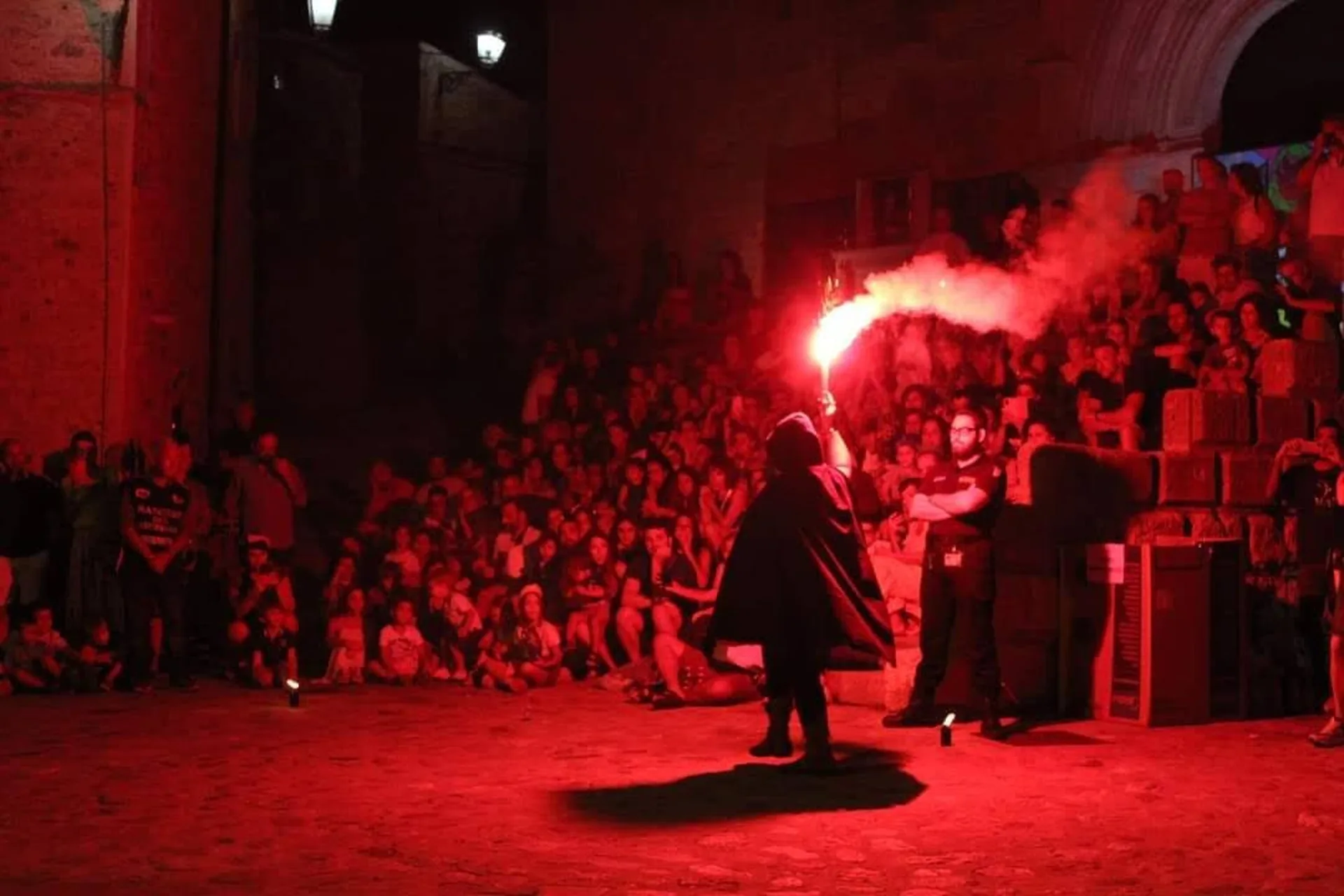 L’apertura di Firestorm con mantello e fumo rosso