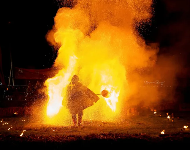 Il performer Firestorm avvolto dalla luce delle scintille