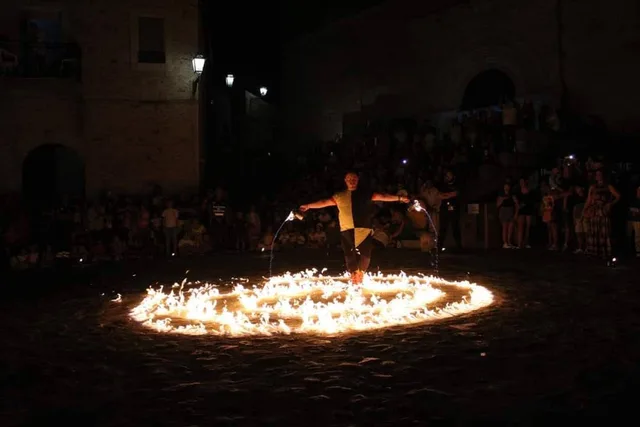 Una scena di Firestorm con fuoco a terra