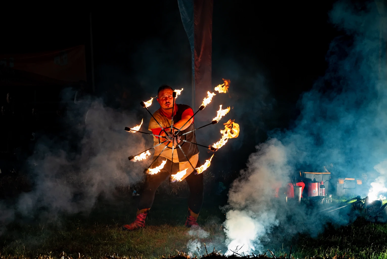 Davide Clodomiro durante Firestorm con ventagli di fuoco