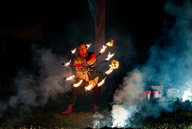 Davide Clodomiro durante Firestorm con ventagli di fuoco